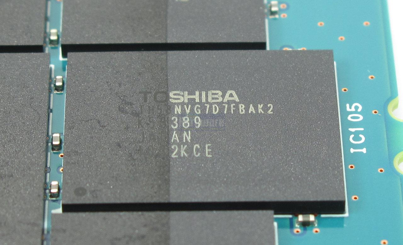 [22/11/2010] Kingston HyperX Max3.0 SHX100U3 128G: Die 16 GByte großen Flash-Chips selbst stammen aus Toshibas 32nm-Fertigung und sind vom Typ TH58NVG7D7FBAK2