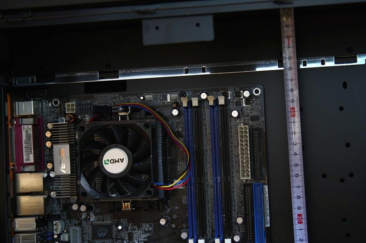 [26/11/2010] Luxuriöse Casemod eines Lian Li V2120X im Lochgitter-Design (3)