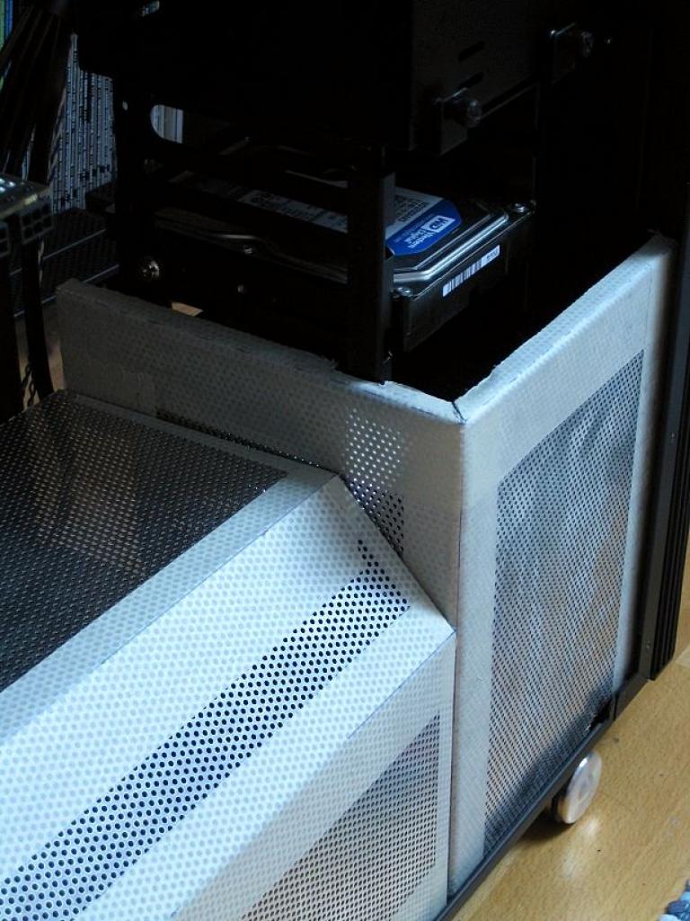 [26/11/2010] Luxuriöse Casemod eines Lian Li V2120X im Lochgitter-Design (16)
