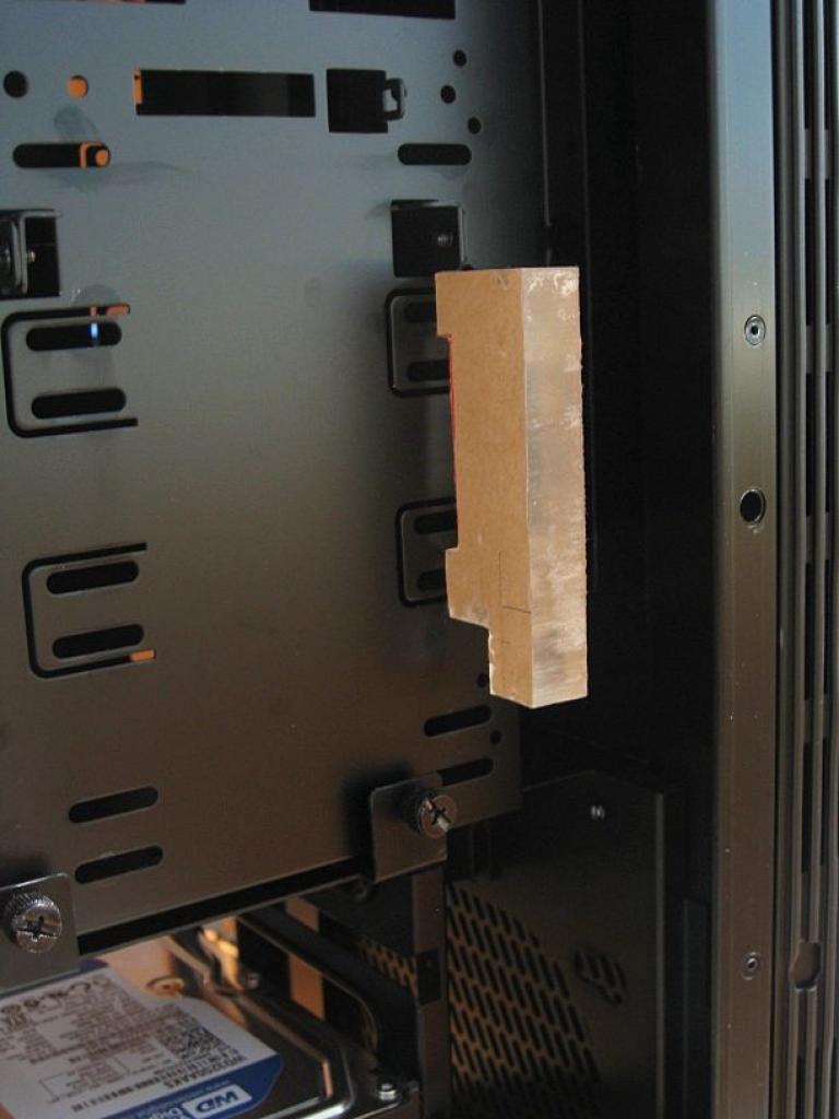 [26/11/2010] Luxuriöse Casemod eines Lian Li V2120X im Lochgitter-Design (22)
