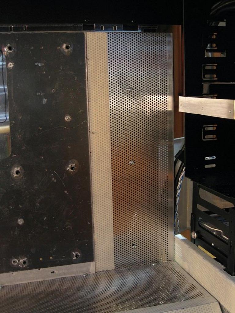 [26/11/2010] Luxuriöse Casemod eines Lian Li V2120X im Lochgitter-Design (27)
