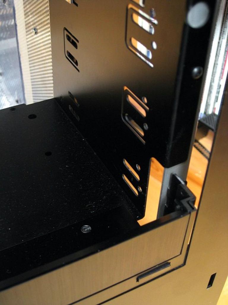 [26/11/2010] Luxuriöse Casemod eines Lian Li V2120X im Lochgitter-Design (29)