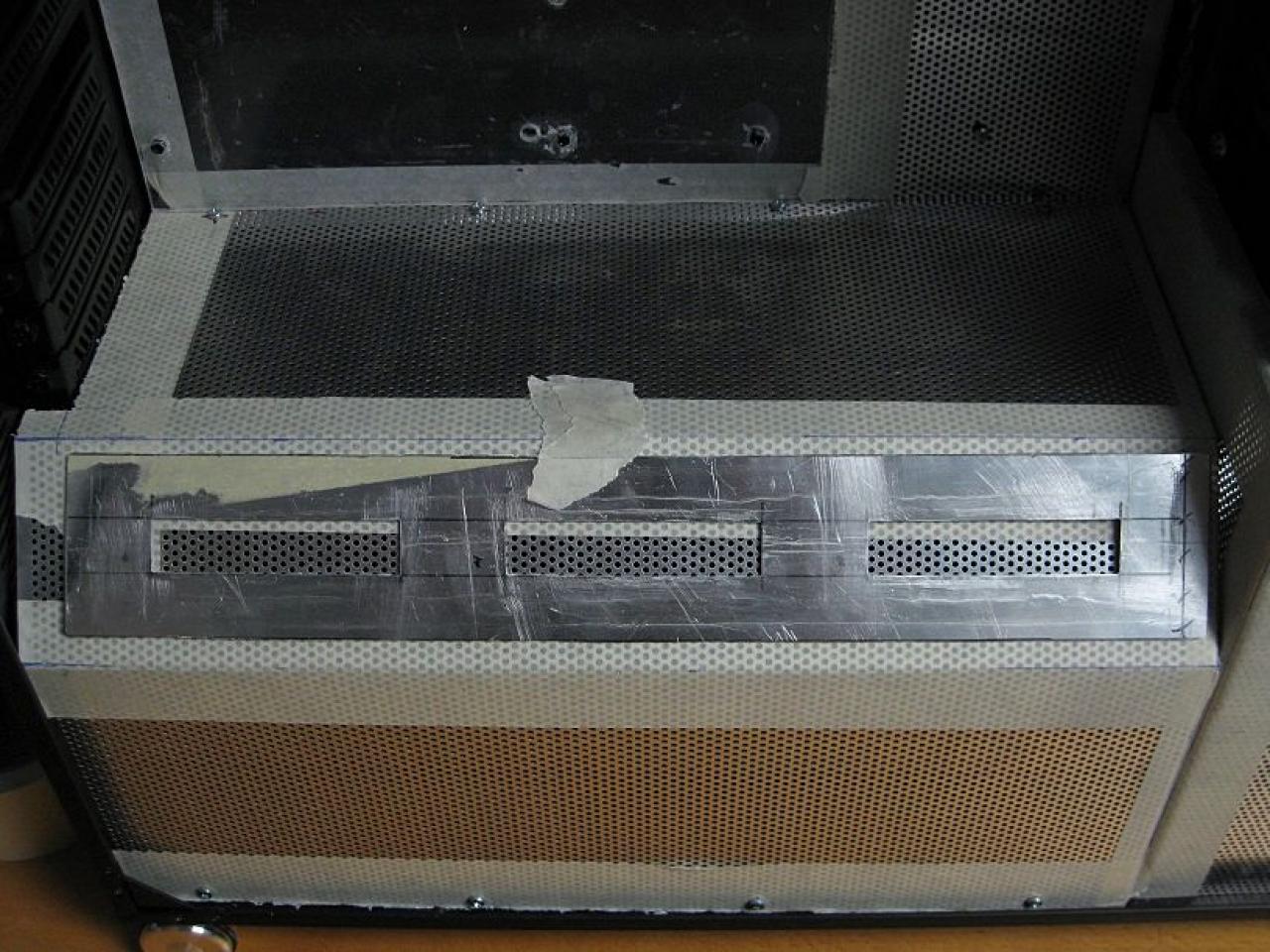 [26/11/2010] Luxuriöse Casemod eines Lian Li V2120X im Lochgitter-Design (30)