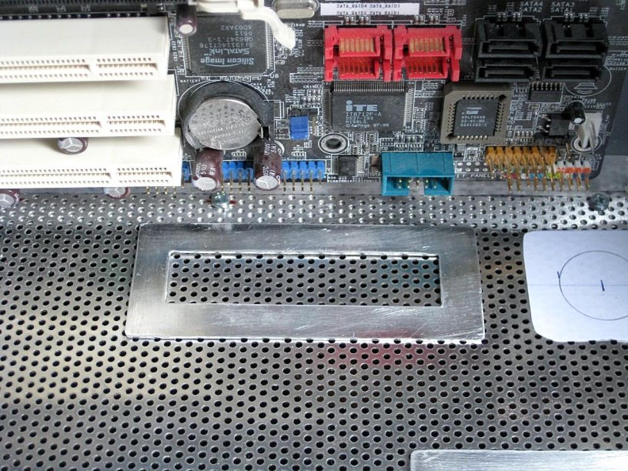 [26/11/2010] Luxuriöse Casemod eines Lian Li V2120X im Lochgitter-Design (35)
