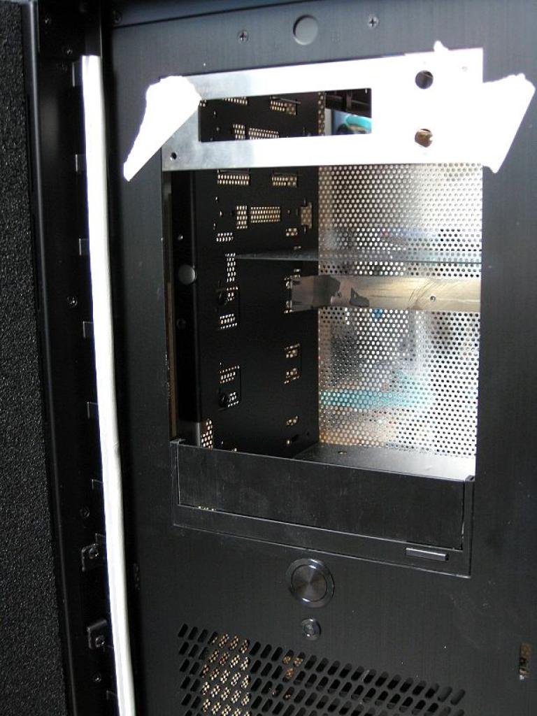 [26/11/2010] Luxuriöse Casemod eines Lian Li V2120X im Lochgitter-Design (38)