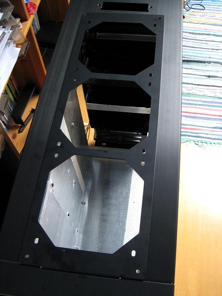 [26/11/2010] Luxuriöse Casemod eines Lian Li V2120X im Lochgitter-Design (43)