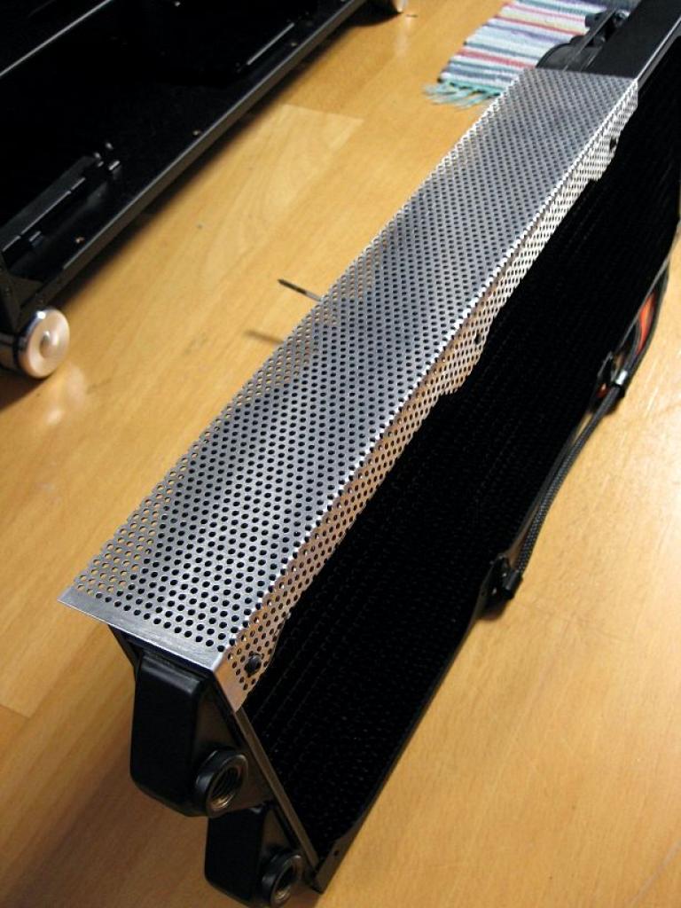 [26/11/2010] Luxuriöse Casemod eines Lian Li V2120X im Lochgitter-Design (45)