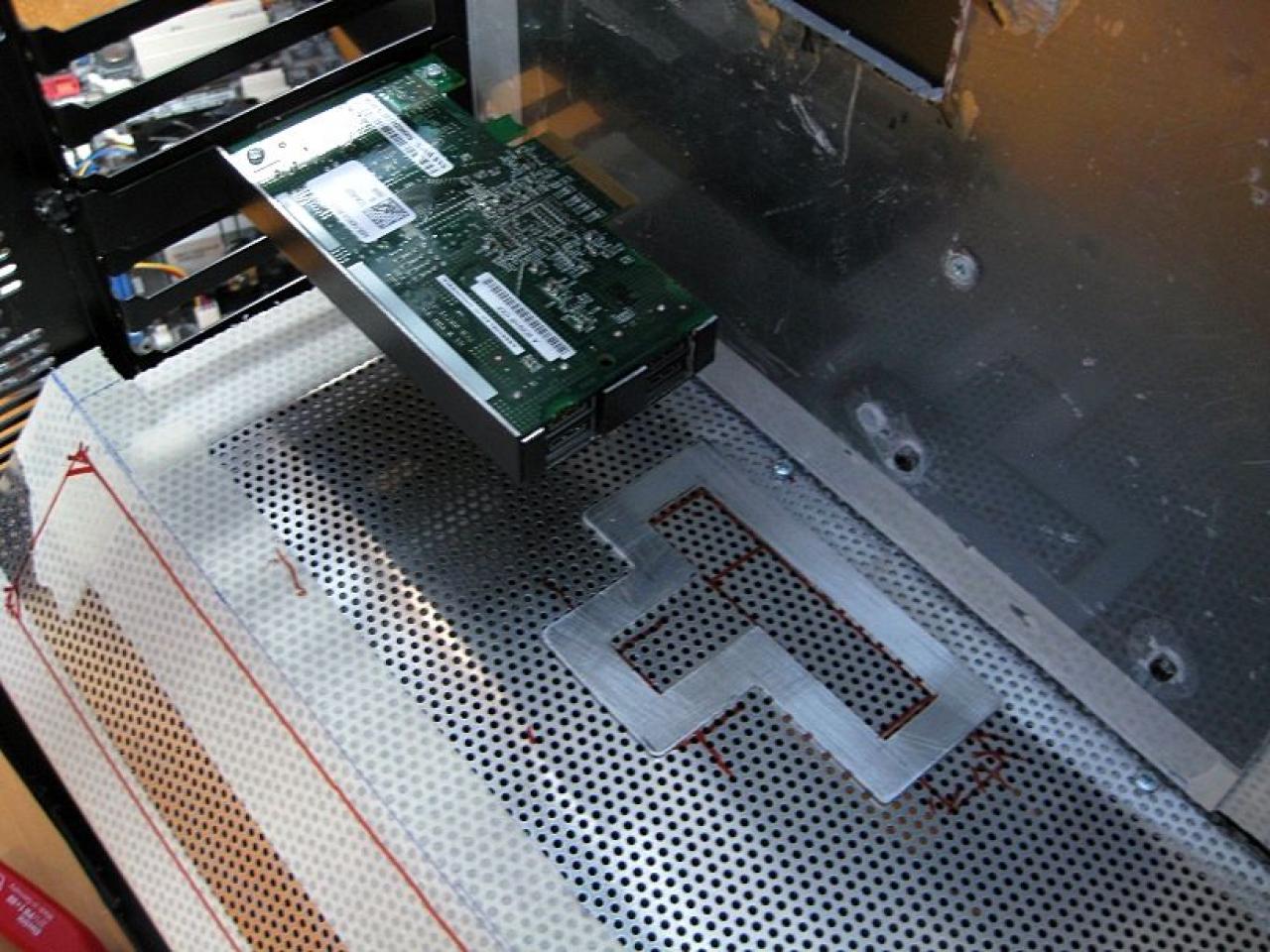 [26/11/2010] Luxuriöse Casemod eines Lian Li V2120X im Lochgitter-Design (51)