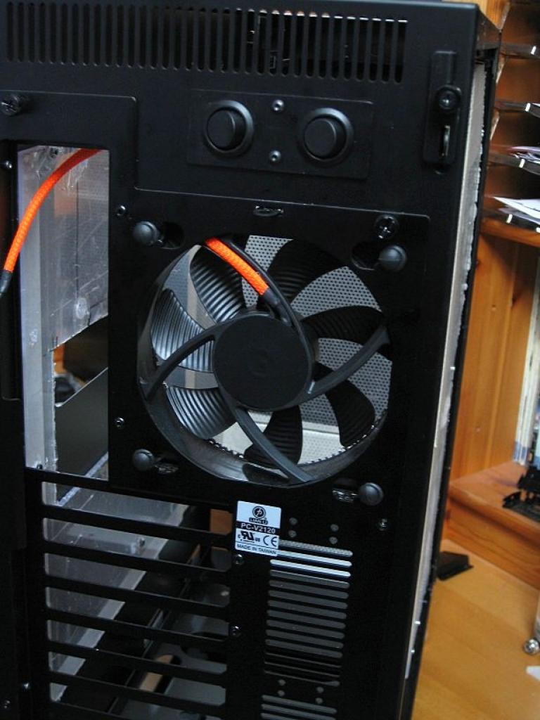 [26/11/2010] Luxuriöse Casemod eines Lian Li V2120X im Lochgitter-Design (54)
