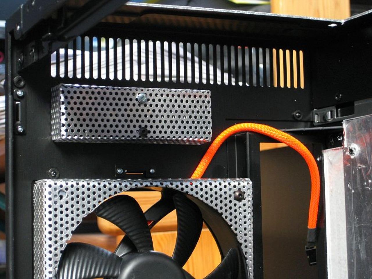 [26/11/2010] Luxuriöse Casemod eines Lian Li V2120X im Lochgitter-Design (59)