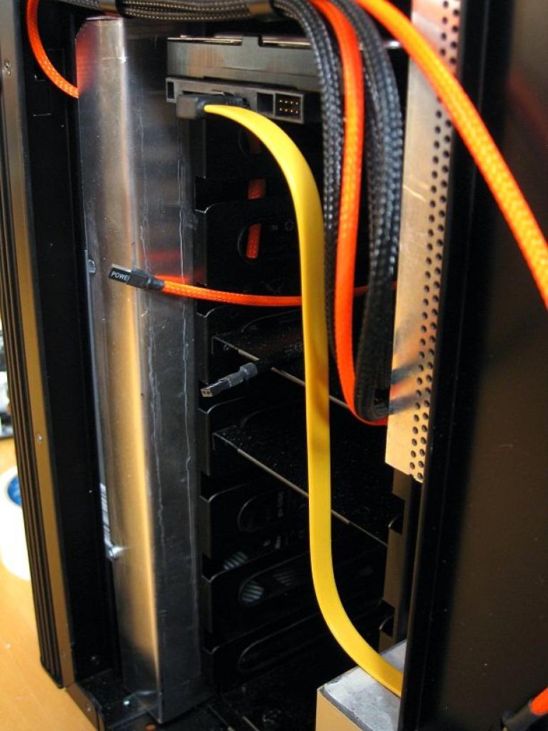[26/11/2010] Luxuriöse Casemod eines Lian Li V2120X im Lochgitter-Design (67)