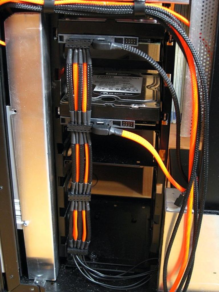 [26/11/2010] Luxuriöse Casemod eines Lian Li V2120X im Lochgitter-Design (68)
