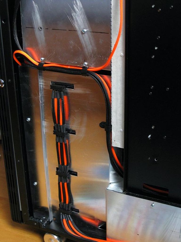 [26/11/2010] Luxuriöse Casemod eines Lian Li V2120X im Lochgitter-Design (73)