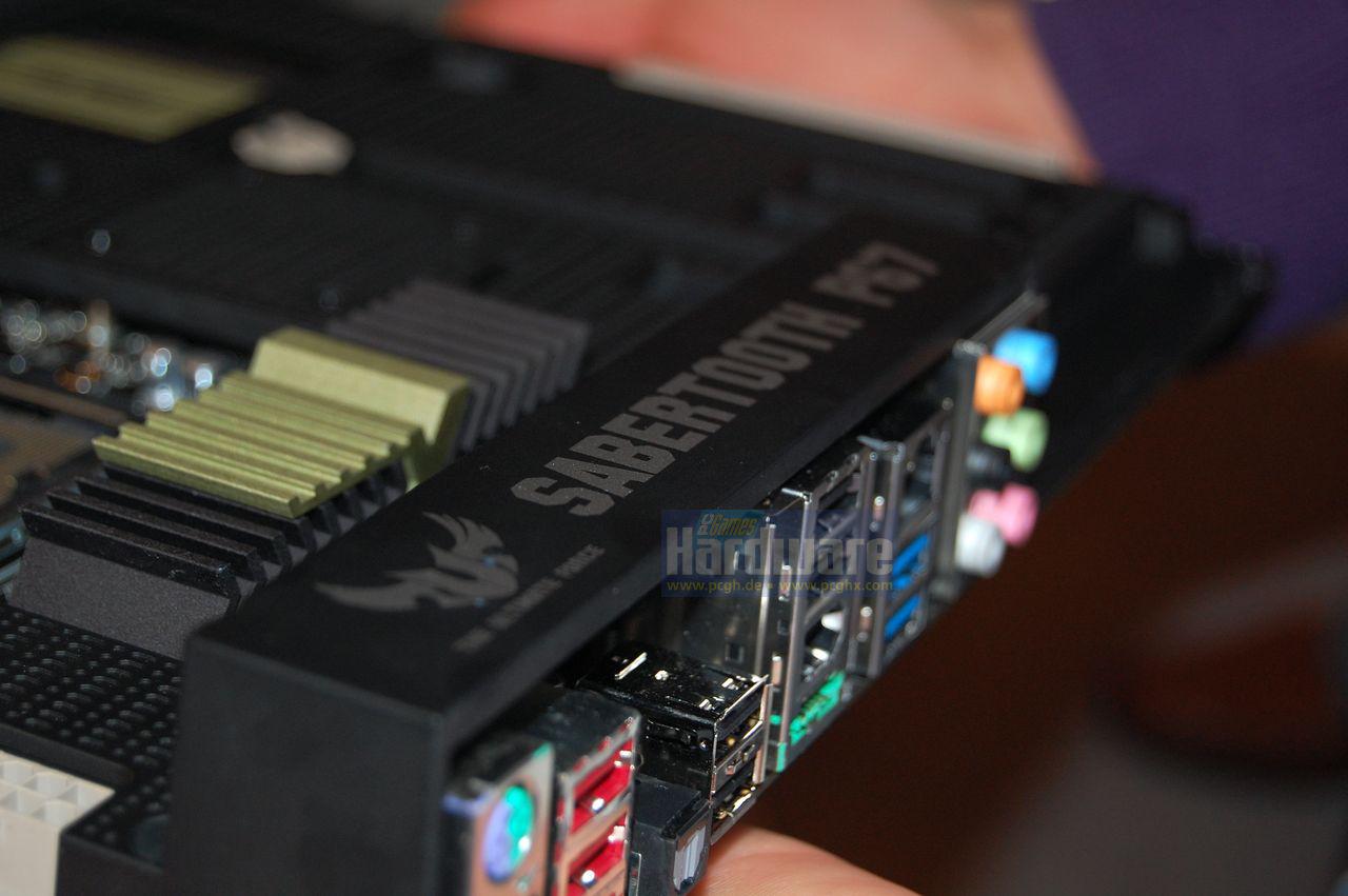 [15/11/2010] Asus Sabertooth P67 (2)