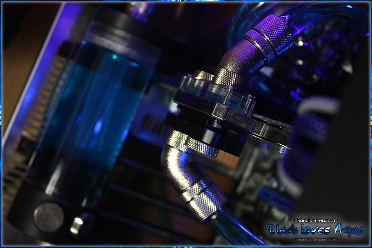 [19/11/2010] Black loves Aqua: Erstklassige Bilder der edlen Wakü-Casemod (15)