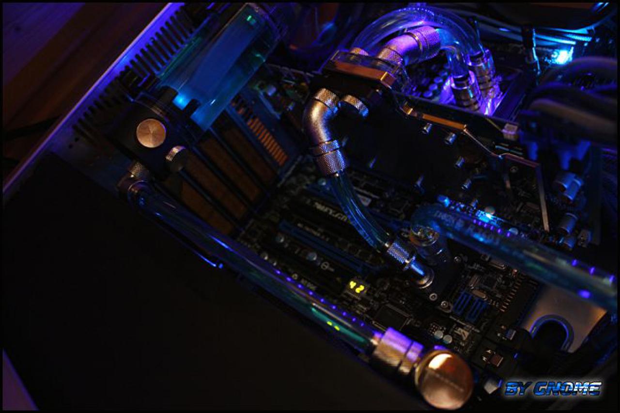 [19/11/2010] Black loves Aqua: Erstklassige Bilder der edlen Wakü-Casemod (19)