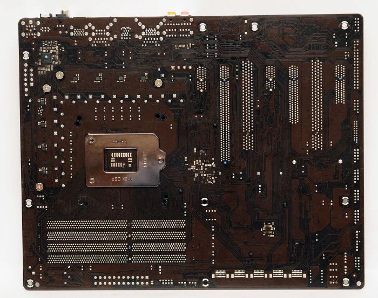 [20/12/2010] Asrock P67 Extreme6: Detailfotos des Sandy Bridge-Mainboards veröffentlicht (4)