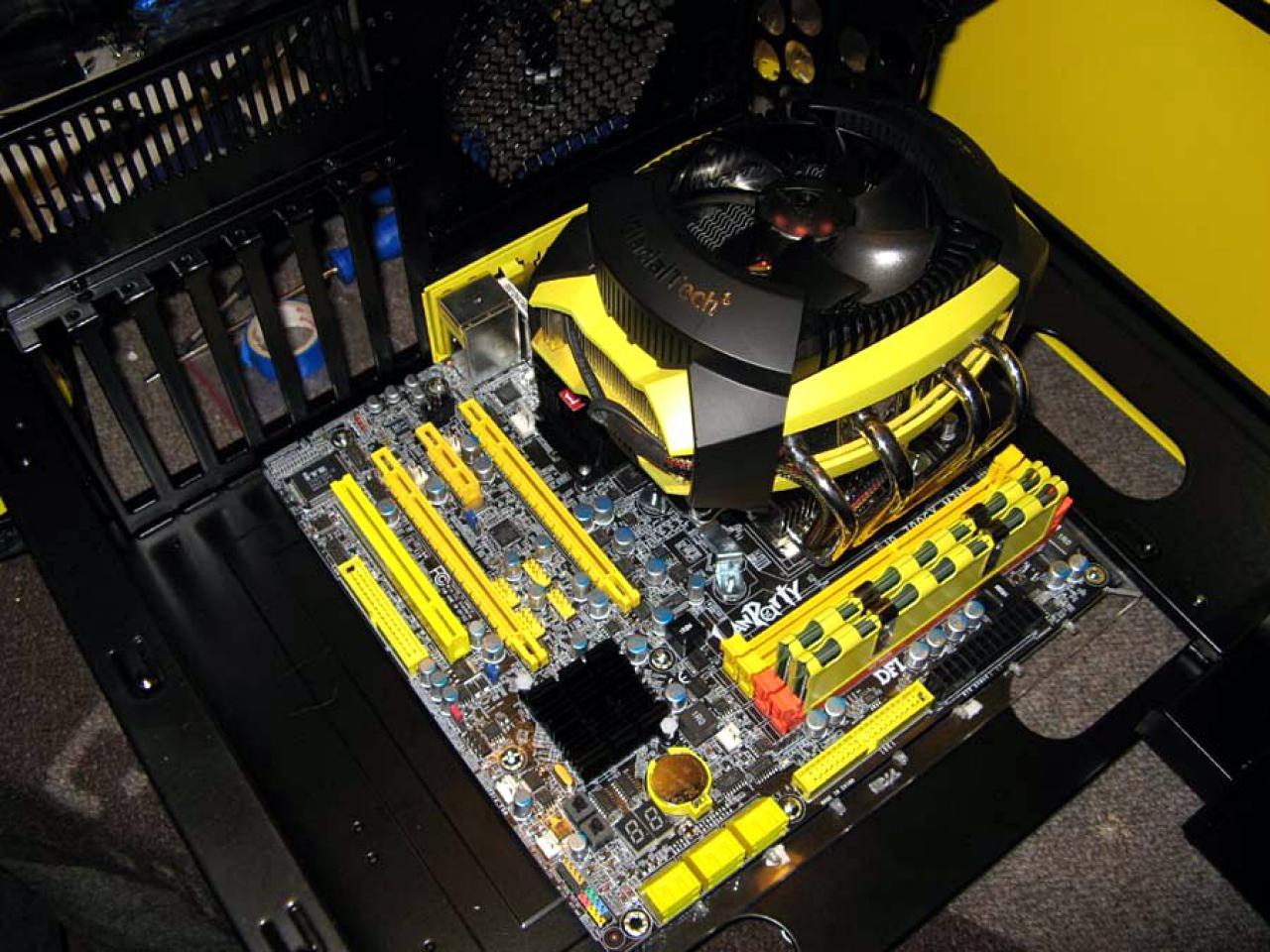 [23/12/2010] PCGH-Casemod von NobLorRos - Update: Zusammenbau (24)