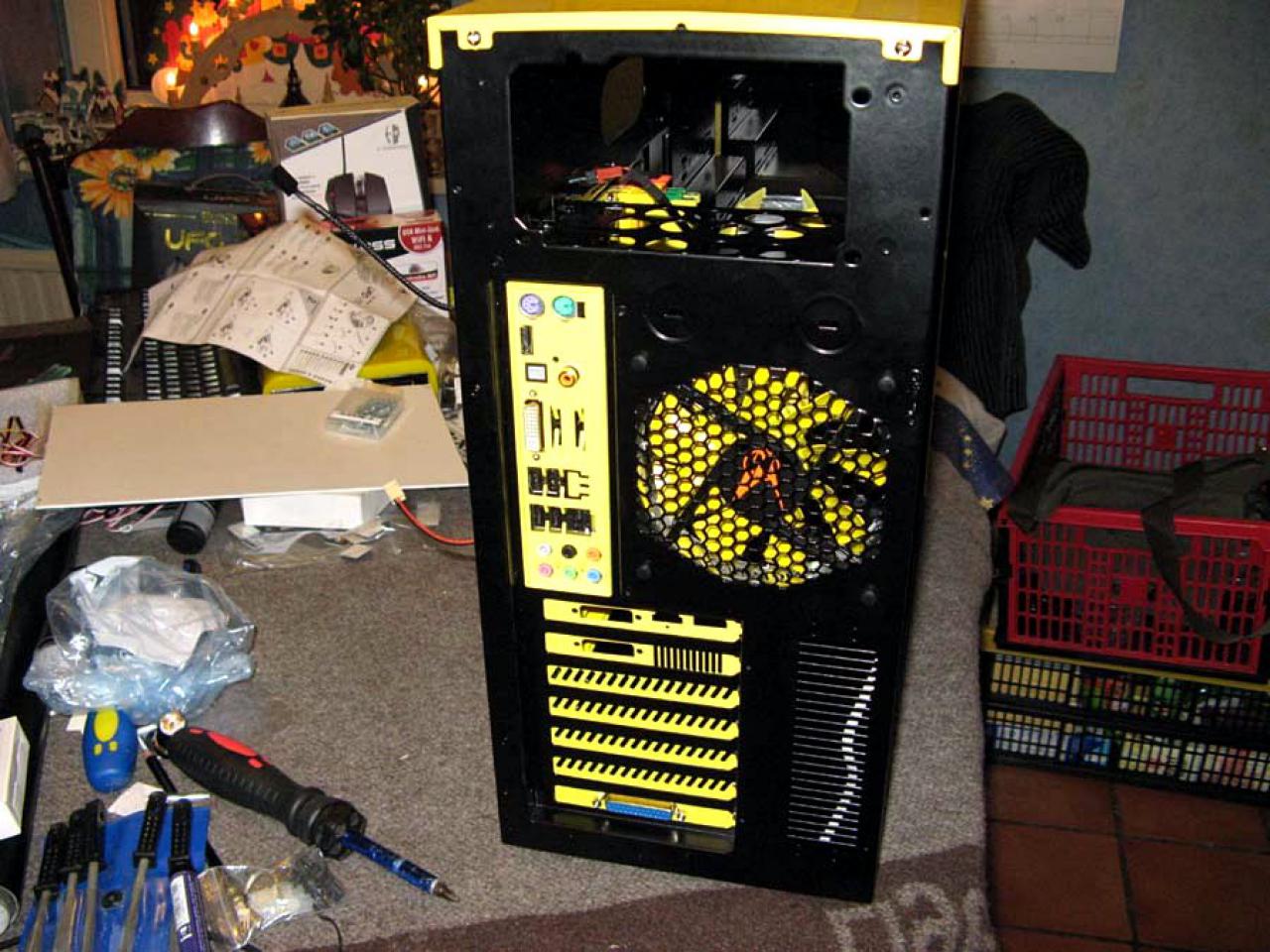 [23/12/2010] PCGH-Casemod von NobLorRos - Update: Zusammenbau (28)