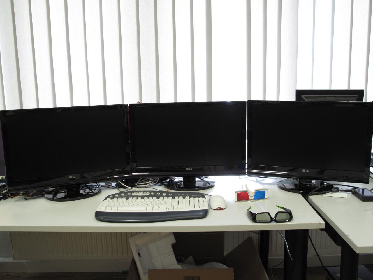 [22/12/2010] Nvidia 3D Vision Surround: Nutzer zweier Geforce-400/500-Grafikkarten im SLI-Modus dürfen nicht nur ein dreidimensionales Bild bestaunen. Optional funktioniert das auch mit drei Monitoren gleichzeitig. Die dekadente Spielerei erfordert jedoch einen enormen monetären Aufwand und lässt Spiele oftmals ruckeln.
