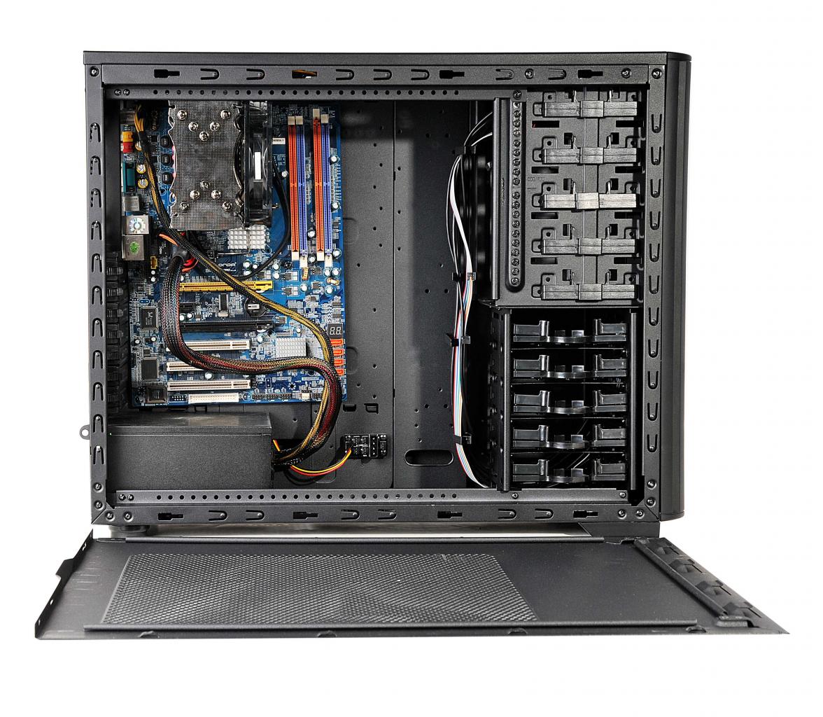 [02/12/2010] Spire Sentor 6004: Neues Gehäuse mit sechs 120-mm-LED-Lüftern