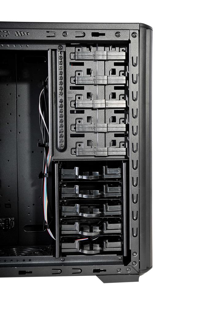 [02/12/2010] Spire Sentor 6004: Neues Gehäuse mit sechs 120-mm-LED-Lüftern (12)