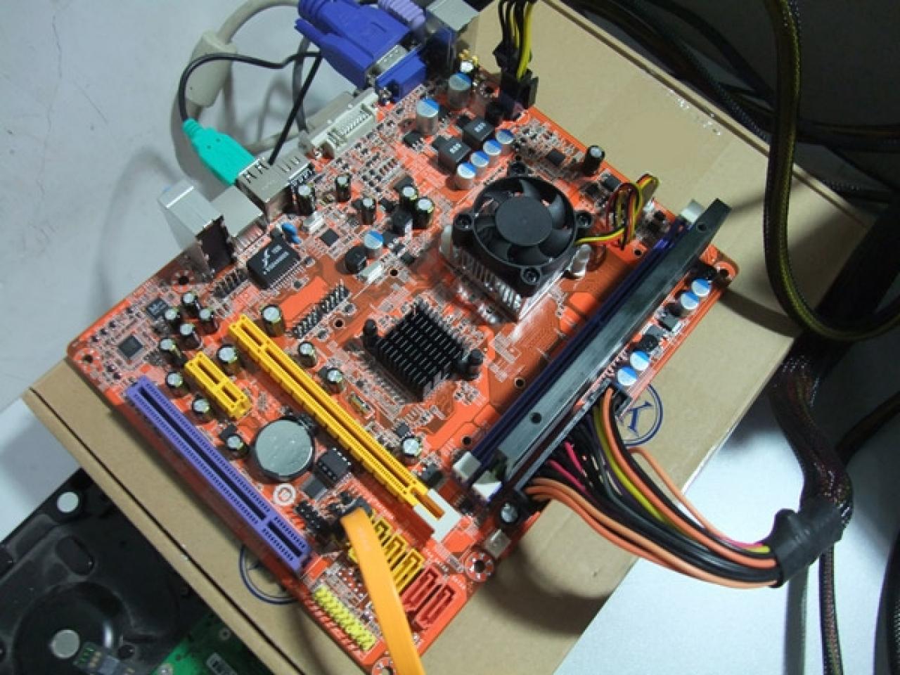 [14/12/2010] Soyo Micro-ATX-Mainboard mit AMD-Fusion-APU gesichtet (2)
