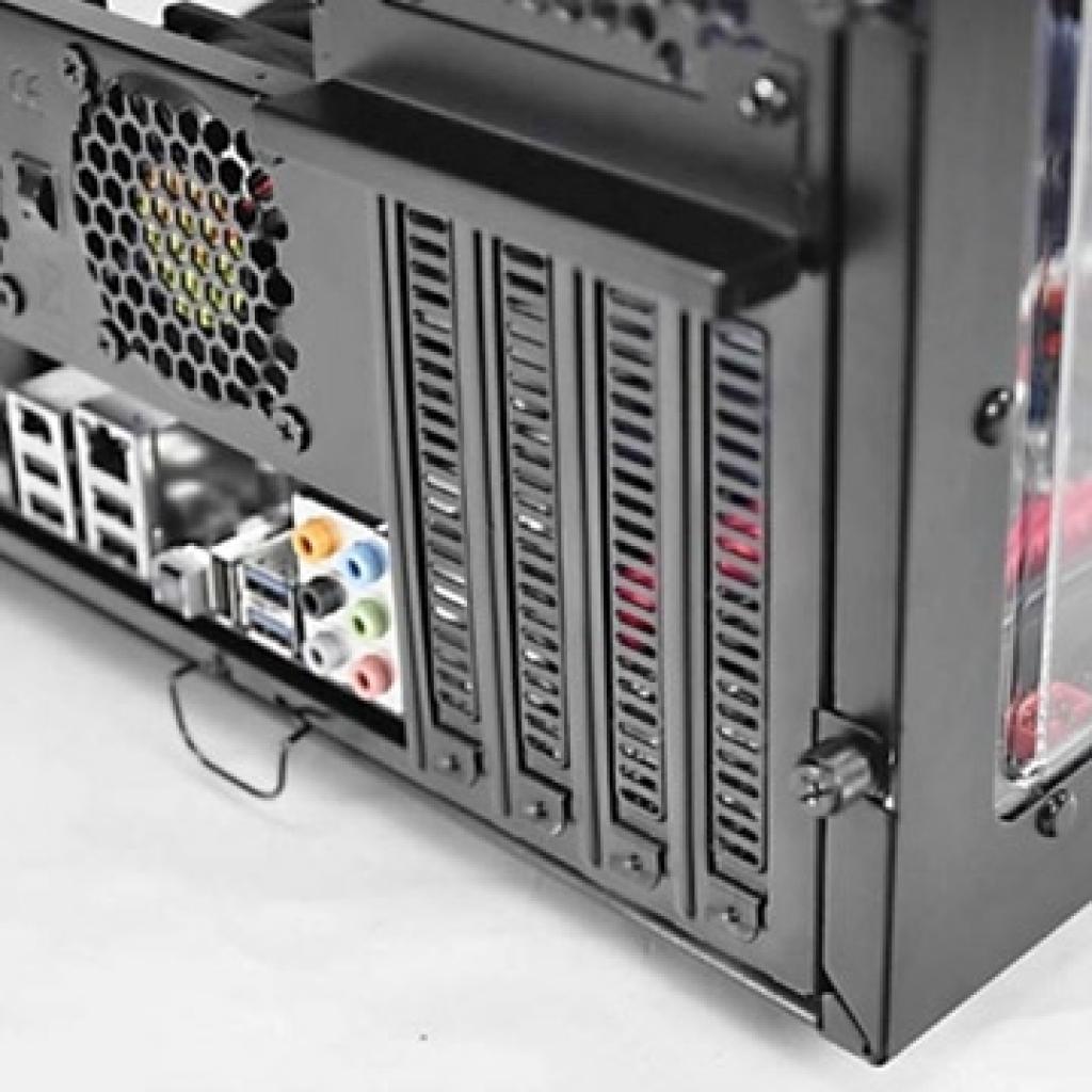 [07/12/2010] Thermaltake Armor A30: Kompaktes Gehäuse für Gamer (8)