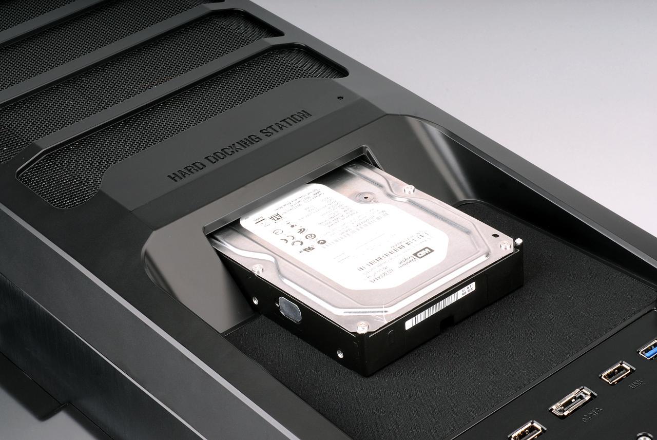 [15/12/2010] Zalman GS1200: Neuer Full-Tower mit USB 3.0 und zwei 200-mm-Lüftern (5)