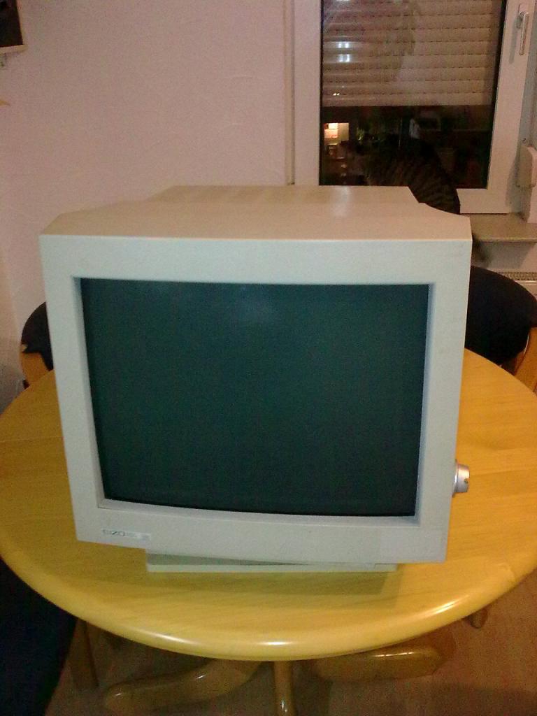 [10/12/2010] Recycling nach Casemodder-Art: Der PC im Bildschirm (2)