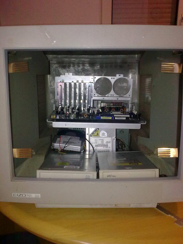 [10/12/2010] Recycling nach Casemodder-Art: Der PC im Bildschirm (5)