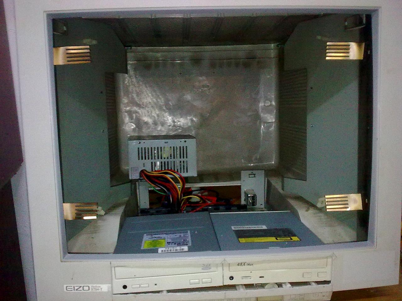 [10/12/2010] Recycling nach Casemodder-Art: Der PC im Bildschirm (6)
