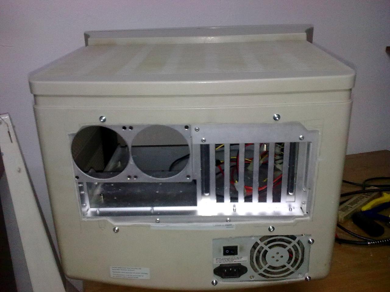 [10/12/2010] Recycling nach Casemodder-Art: Der PC im Bildschirm (8)