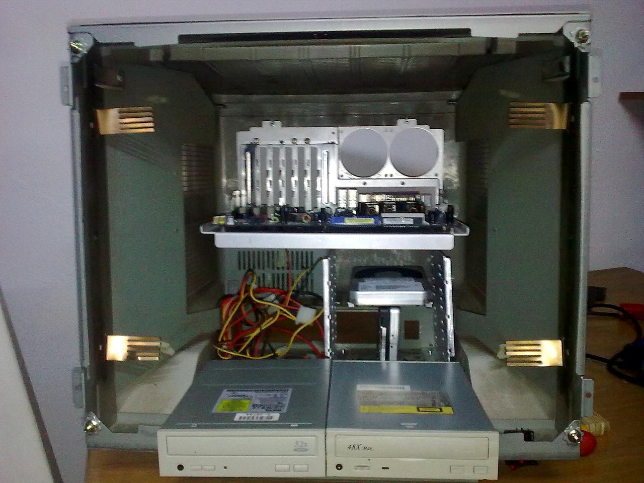 [10/12/2010] Recycling nach Casemodder-Art: Der PC im Bildschirm (9)