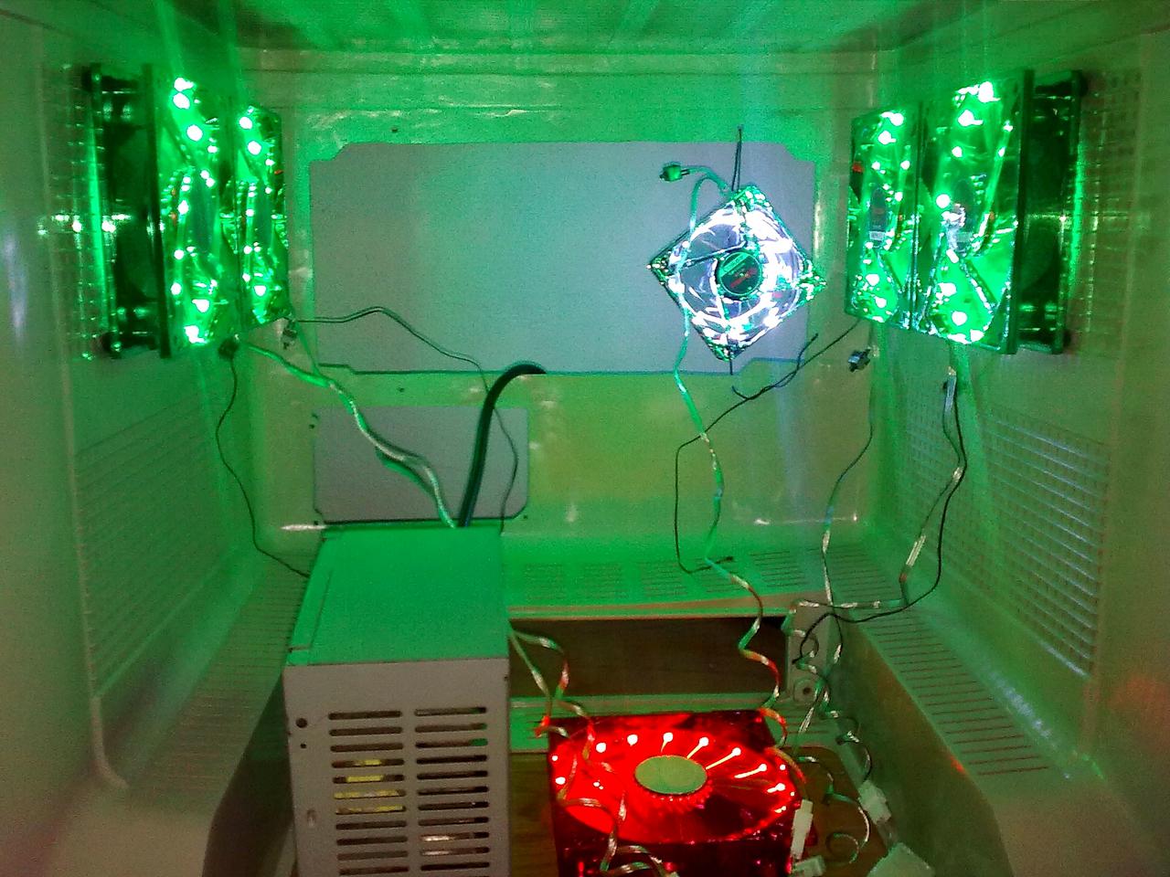 [10/12/2010] Recycling nach Casemodder-Art: Der PC im Bildschirm (11)