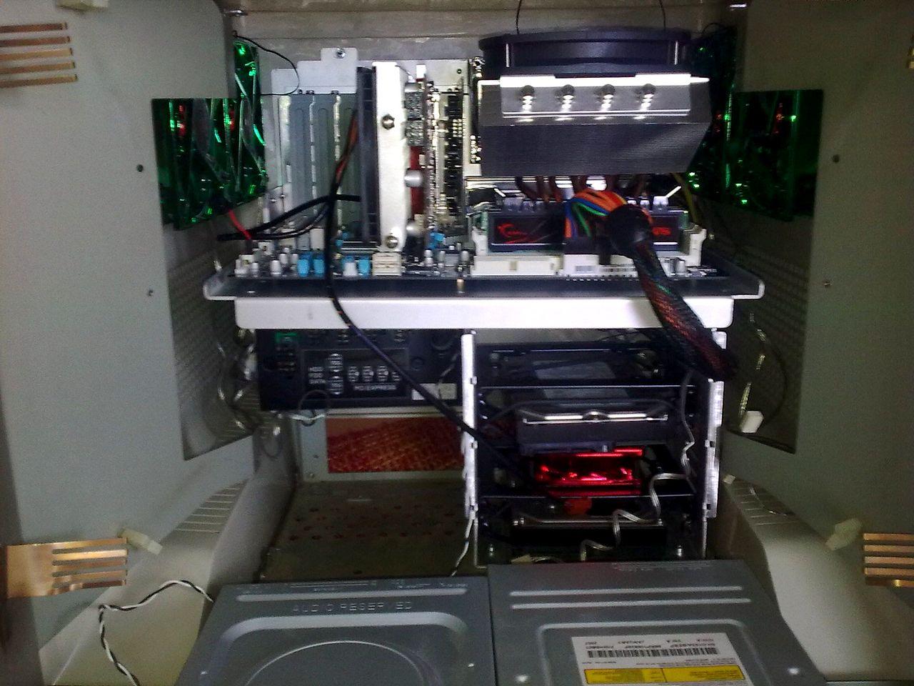 [10/12/2010] Recycling nach Casemodder-Art: Der PC im Bildschirm (15)