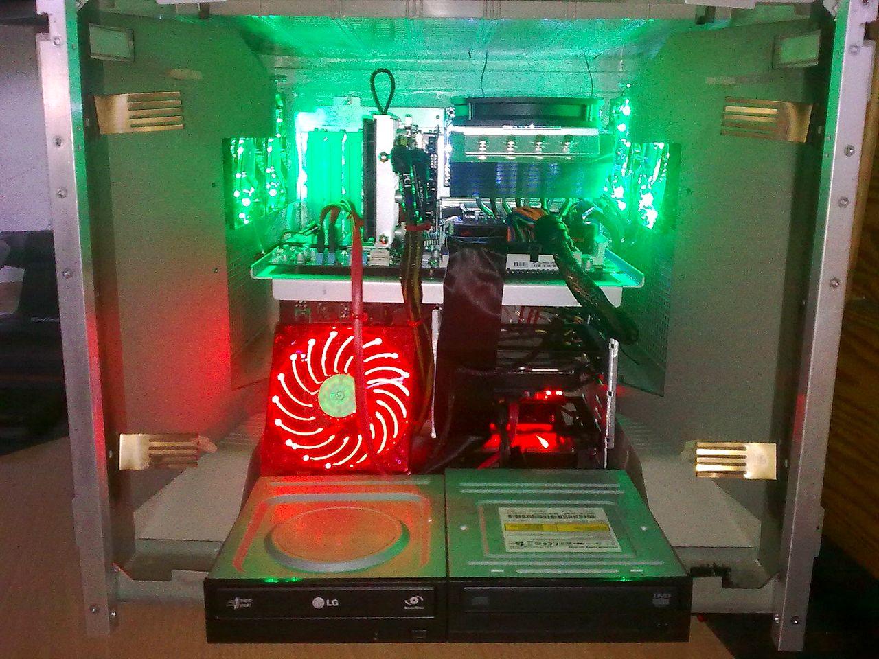 [10/12/2010] Recycling nach Casemodder-Art: Der PC im Bildschirm (16)