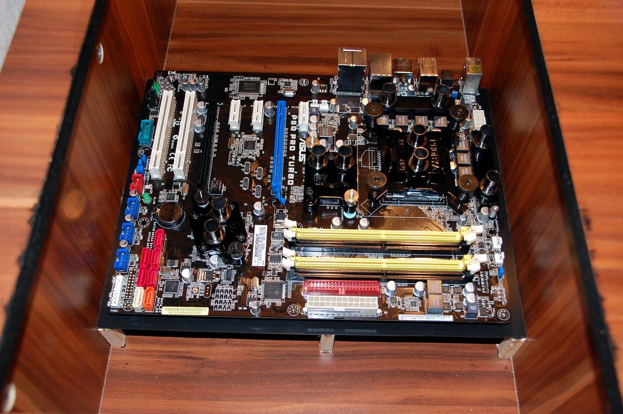 [17/12/2010] Schöner-Wohnen-Casemod: Der Wakü-PC im Schreibtisch (30)