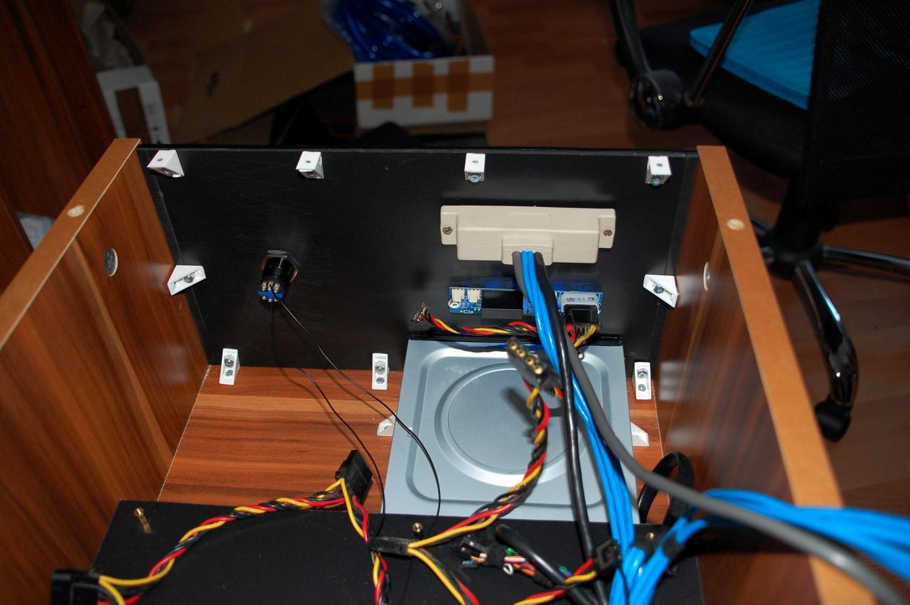 [17/12/2010] Schöner-Wohnen-Casemod: Der Wakü-PC im Schreibtisch (35)