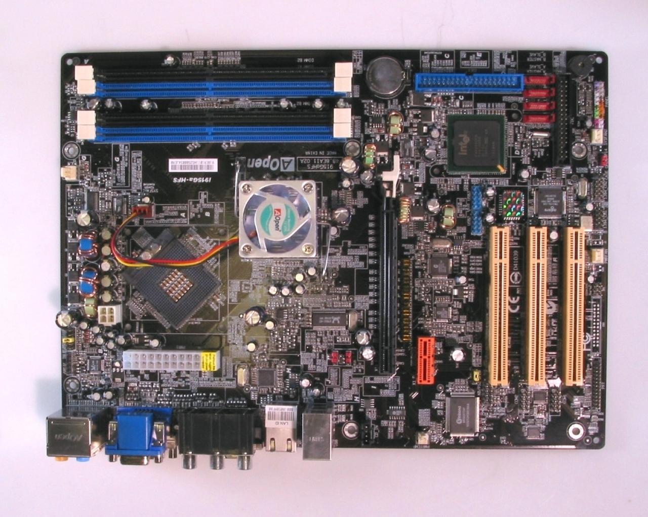 [26/01/2011] Aopen i915Ga-HFS: Die ATX-Platine nutzt einen für den mobilen Sektor vorgesehen 915GM-Chipsatz und kombiniert diesen mit einem Pentium M, auf Wunsch bis hin zum Pentium M 770 mit 2,13 GHz und FSB533 (Dothan-Kern). Resultat ist eine hohe Leistung bei im Vergleich zu zeitgenössischen Pentium 4 sehr niedrigem Stromverbrauch