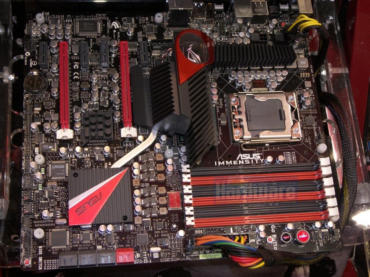 [26/01/2011] Asus Immensity: Der Prototyp trägt nicht nur Intels X58-Chip, sondern auch AMDs Juniper alias Radeon HD 57x0 und den Hydra-Chip von Lucid. Auf den Markt schaffte es die innovative Sockel-1366-Platine nie