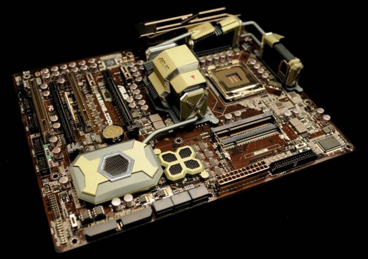 [26/01/2011] Asus Marine Cool: Ein weiterer Prototyp aus den Laboren der Mainboard-Macher. Mit Metall-Heatpipes und einer Keramik-Platte sowie einer als USV dienenden Lithium-Polymer-Batterie ist das Board mehr als ungewöhnlich - und 