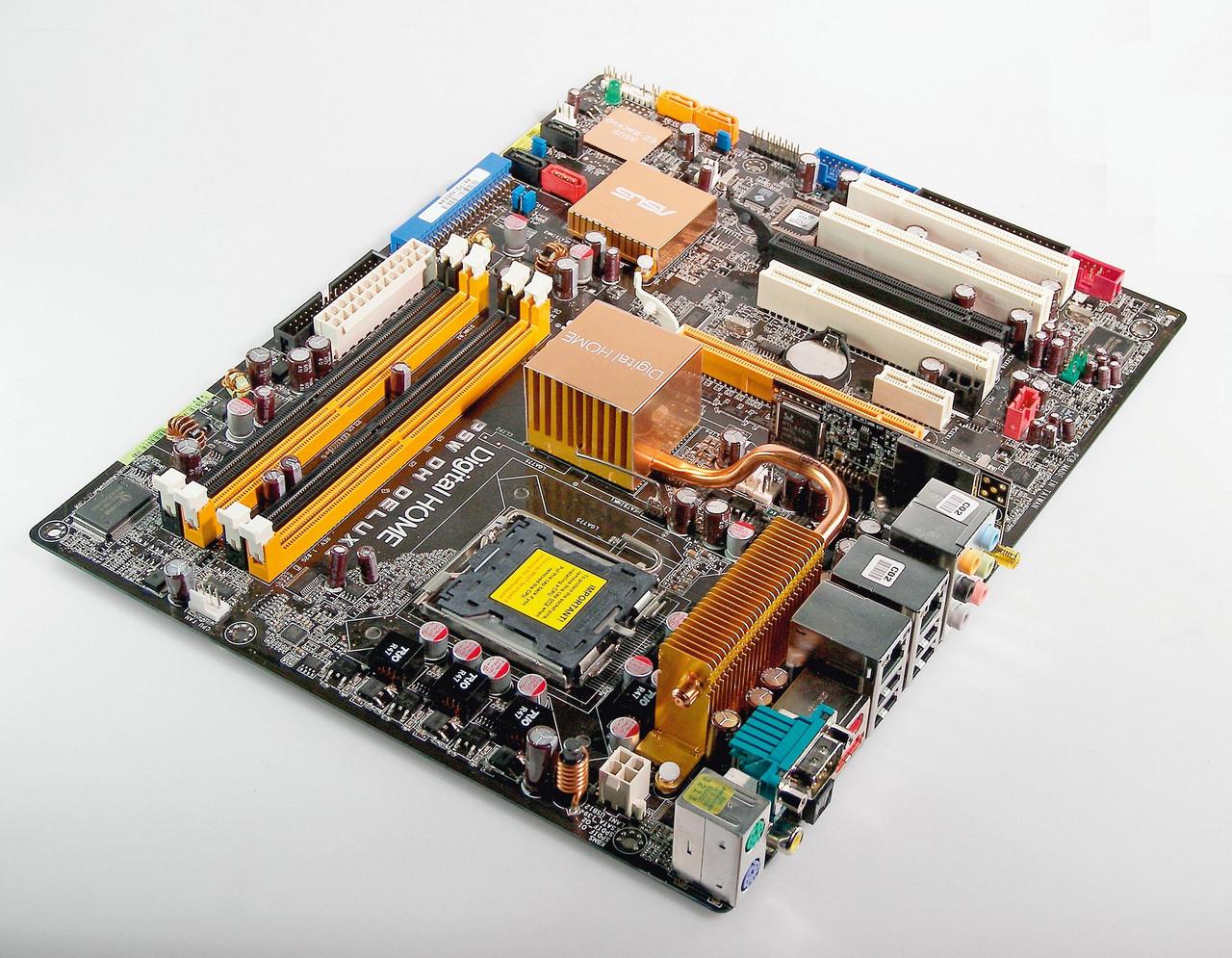 [26/01/2011] Asus P5W DH Deluxe: Die Platine schlechthin für Core-2-Übertakter setzt zwar auf den 975X-Chipsatz (welcher bis zum X38 High-End war), dennoch war sie erste Wahl, wenn es darum ging, einen Core 2 ans Limit zu treiben. Im Gegensatz zu Nvidias 680i SLI nahmen das 975X-Mainboards auch 45-nm-CPUs auf.