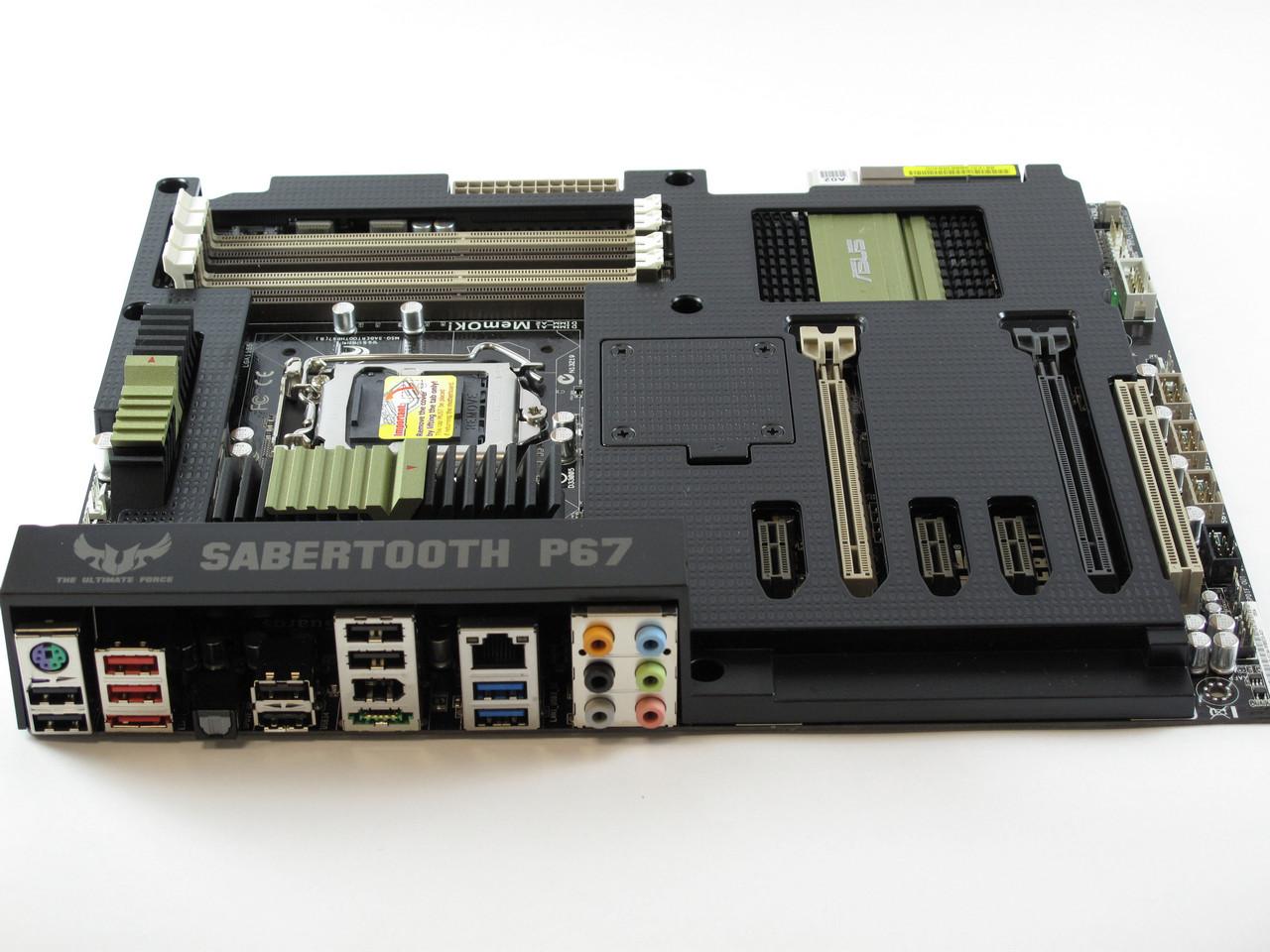 [26/01/2011] Asus Sabertooth P67: Auch ein Erbe des Marine Cool, allerdings mit einer Plastikverkleidung, die die Platine vor der Abwärme anderer Bauteile schützen soll – und eher Kühlluft vom Mainboard abhält.