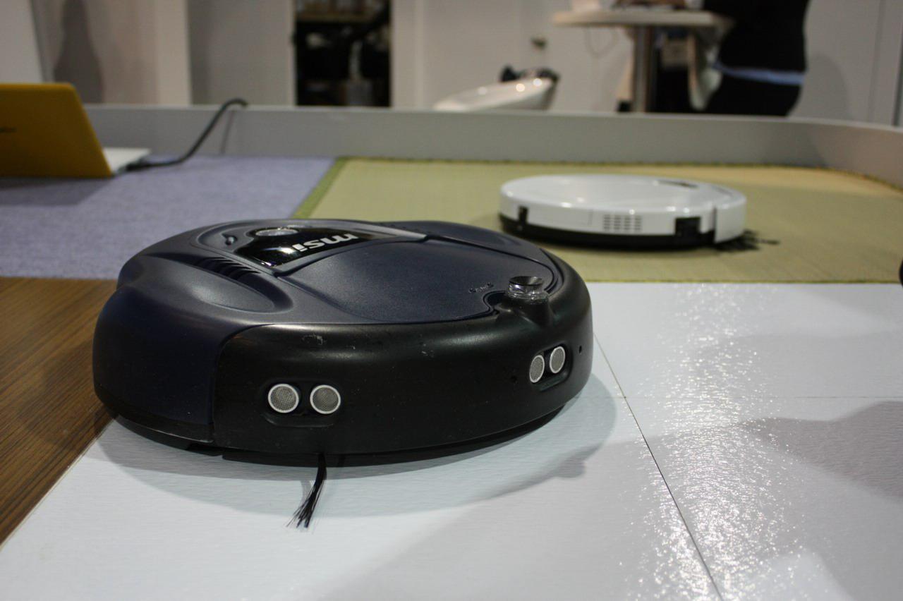 [10/01/2011] CES 2011: Staubsauger-Roboter bei MSI (3)