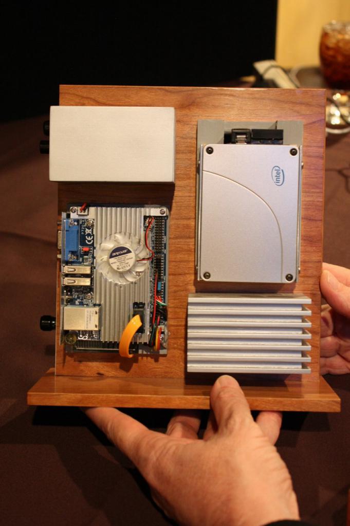 [10/01/2011] Model 11: Jeffrey Stephenson und der PC im Kirschholzgehäuse (3)