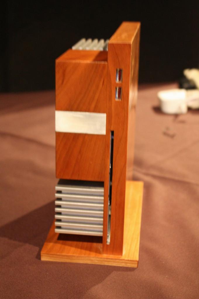 [10/01/2011] Model 11: Jeffrey Stephenson und der PC im Kirschholzgehäuse (5)