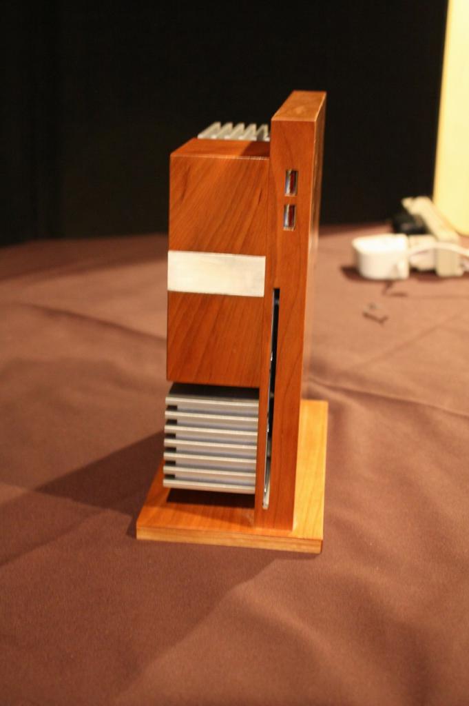 [10/01/2011] Model 11: Jeffrey Stephenson und der PC im Kirschholzgehäuse (6)