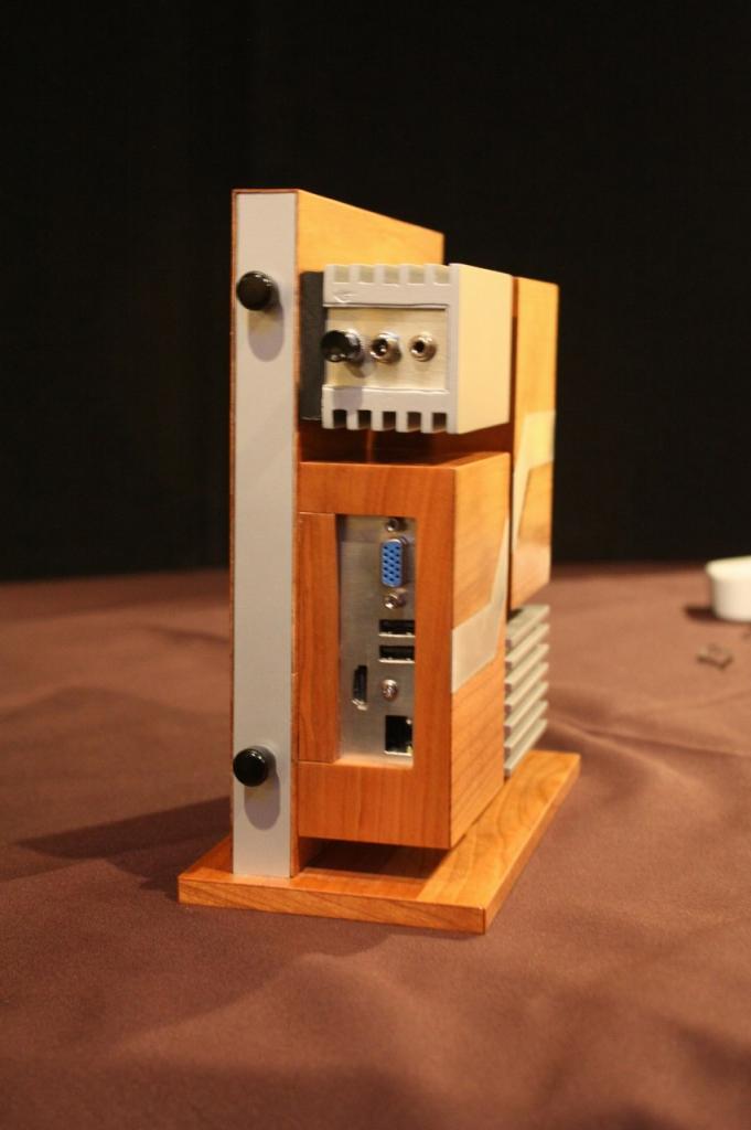 [10/01/2011] Model 11: Jeffrey Stephenson und der PC im Kirschholzgehäuse (8)