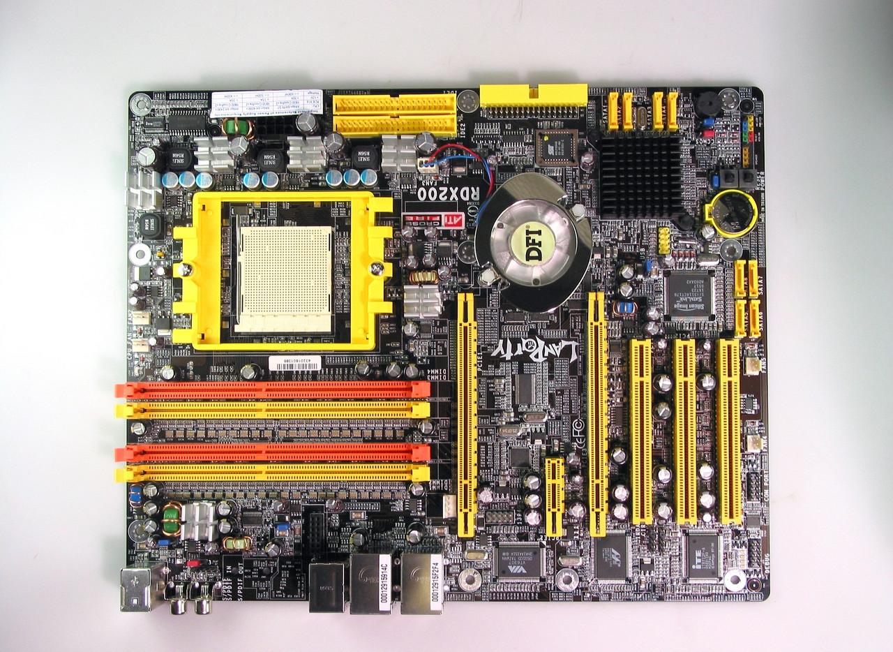 [26/01/2011] DFI Lanparty UT RDX200 CF DR: Das Board mit ATIs Xpress 200-Chipsatz verfügt über ungewöhnlich angeordnete RAM-Bänke zwischen I/O-Panel und CPU-Sockel.